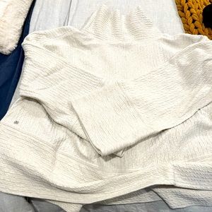 Lululemon cream colour sweater size L/XL